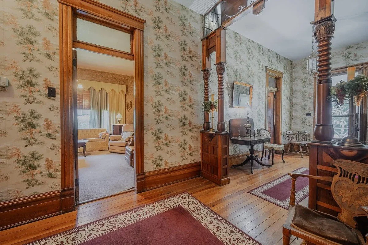 1897 Victorian house Rogersville Tennessee - 20 - foyer.webp