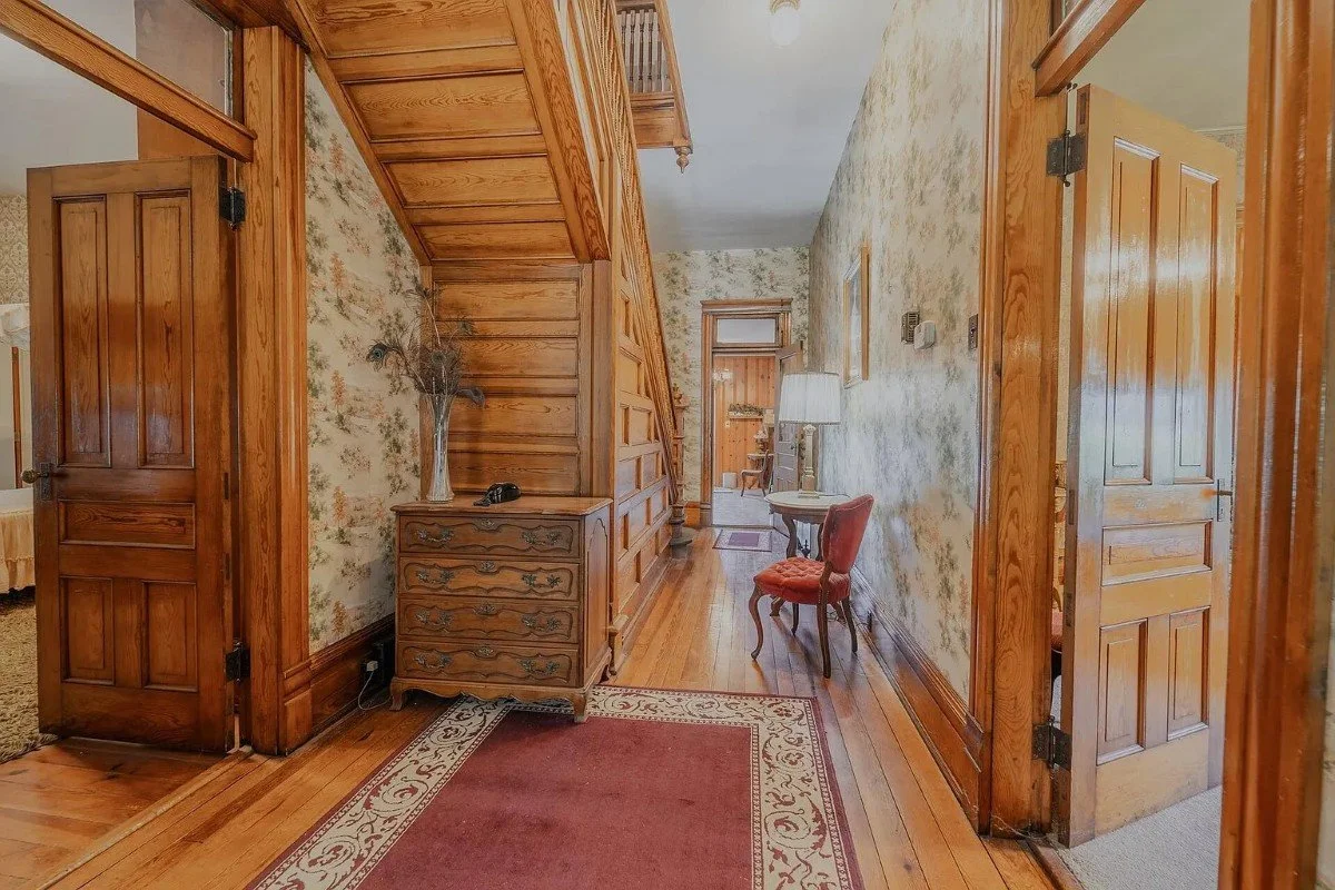 1897 Victorian house Rogersville Tennessee - 23 - foyer.webp