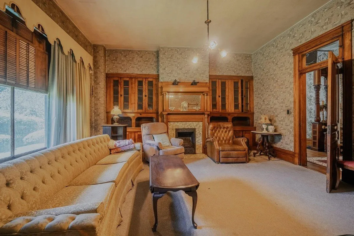 1897 Victorian house Rogersville Tennessee - 27 - family room.webp