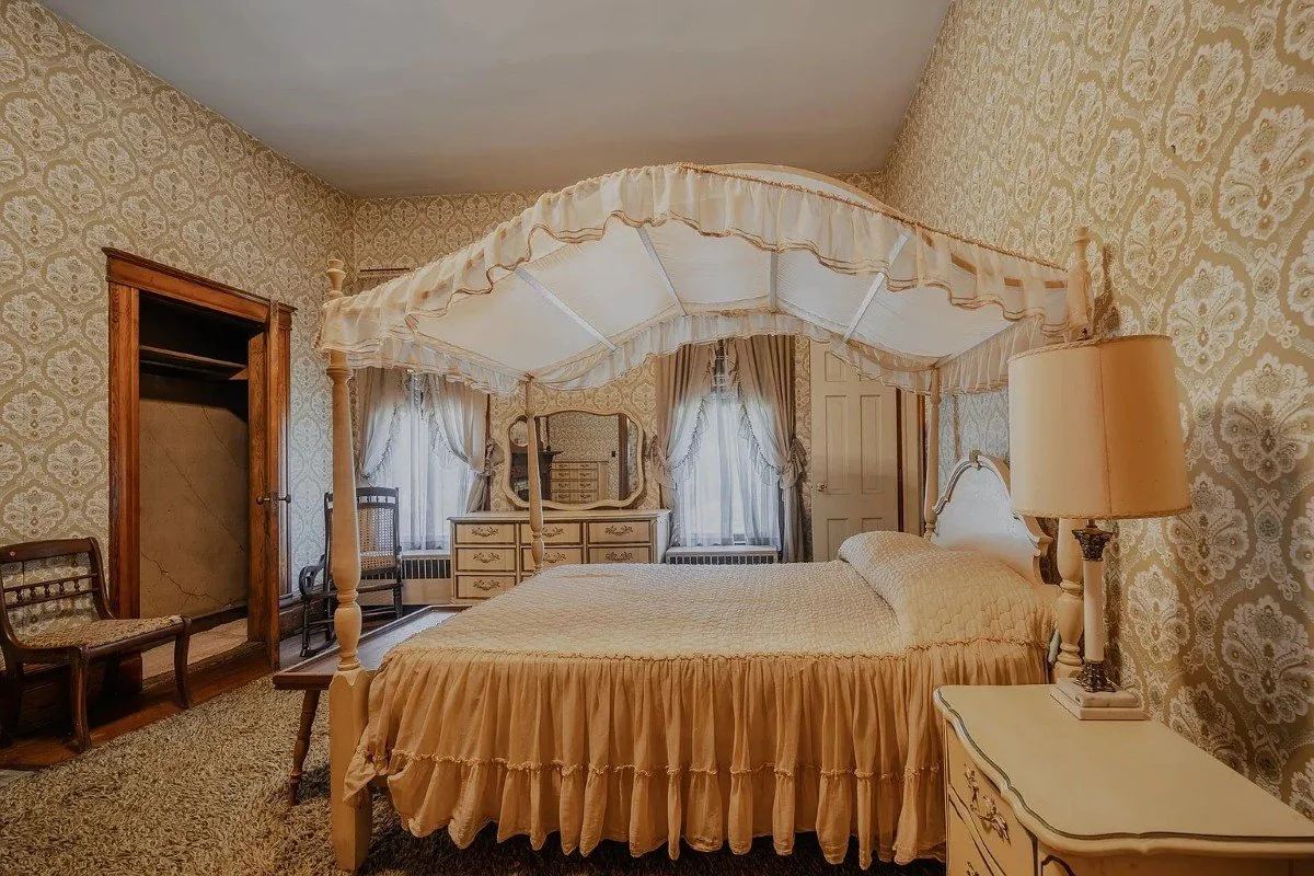 1897 Victorian house Rogersville Tennessee - 37 - bedroom.webp