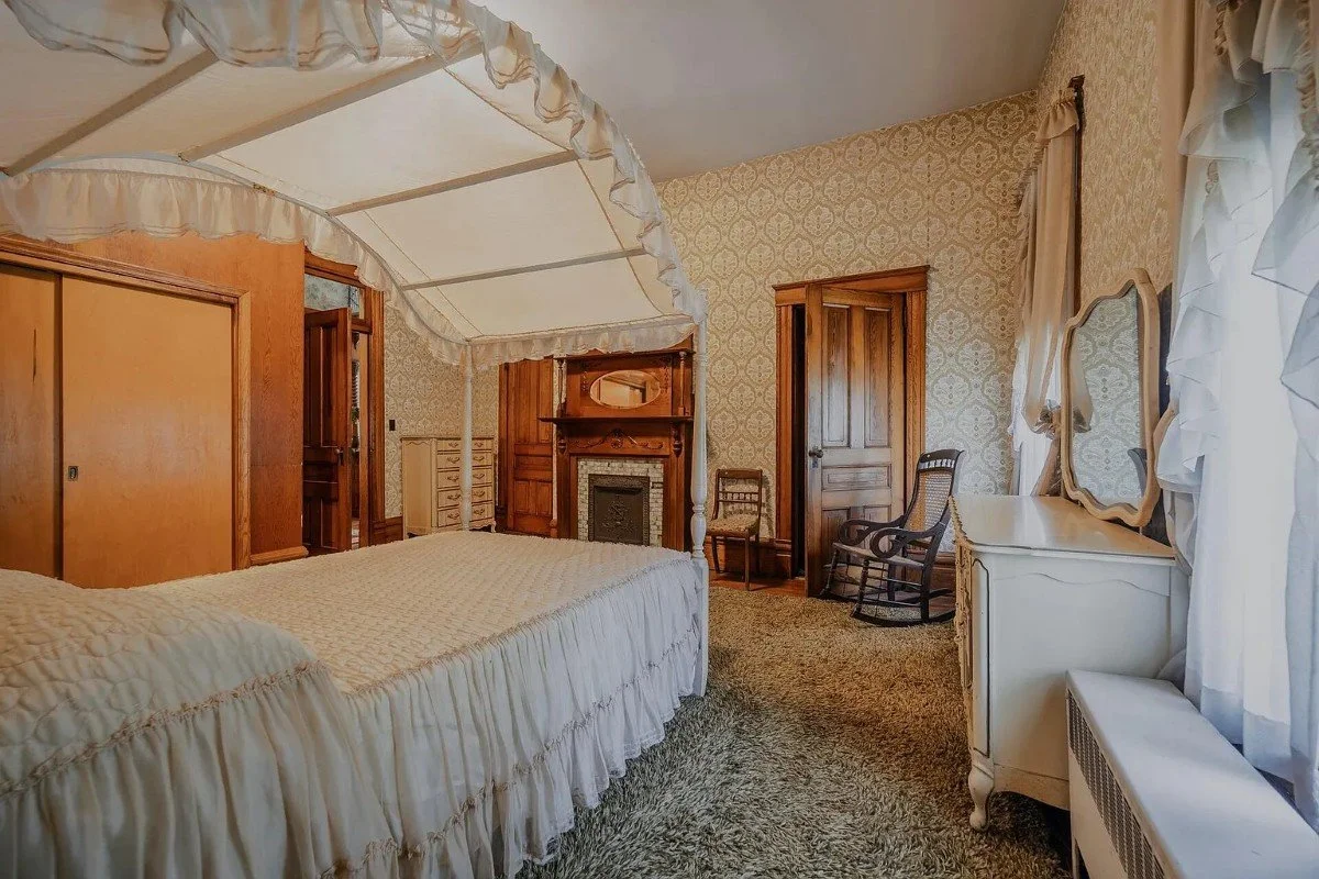 1897 Victorian house Rogersville Tennessee - 40 - bedroom.webp