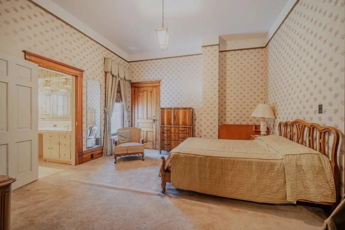 1897 Victorian house Rogersville Tennessee - 42 - bedroom.webp