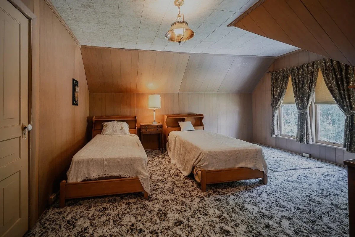 1897 Victorian house Rogersville Tennessee - 56 - bedroom.webp