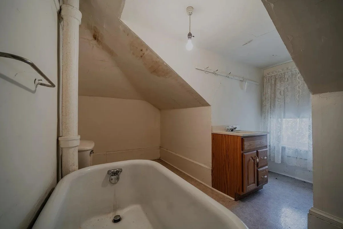 1897 Victorian house Rogersville Tennessee - 70 - bathroom.webp