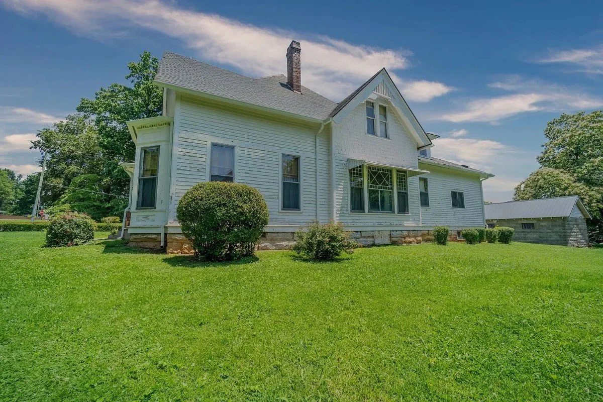 1897 Victorian house Rogersville Tennessee - 73 - side view.webp