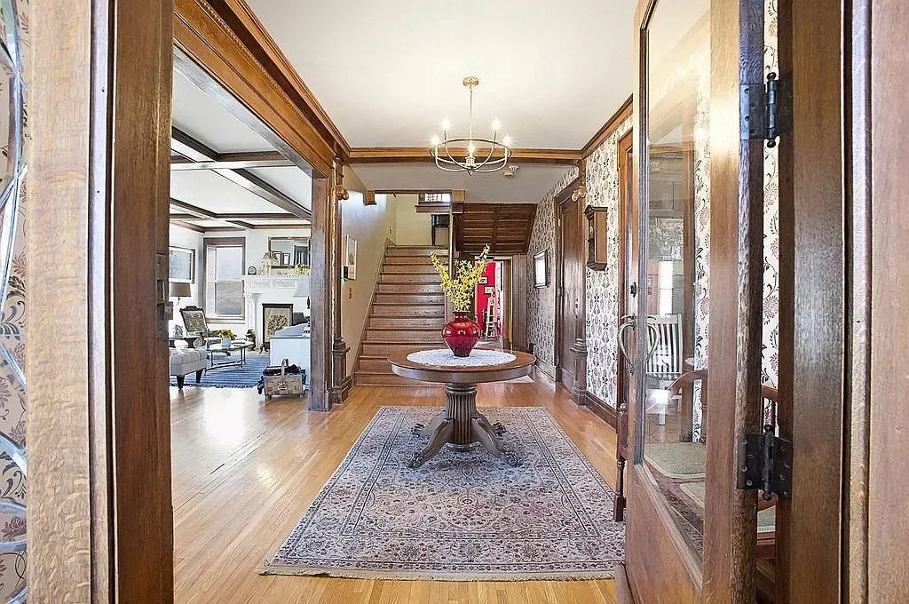 1893 Traditional house Saint Joseph Missouri - 4 - foyer.webp