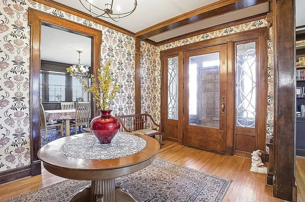 1893 Traditional house Saint Joseph Missouri - 5 - foyer.webp