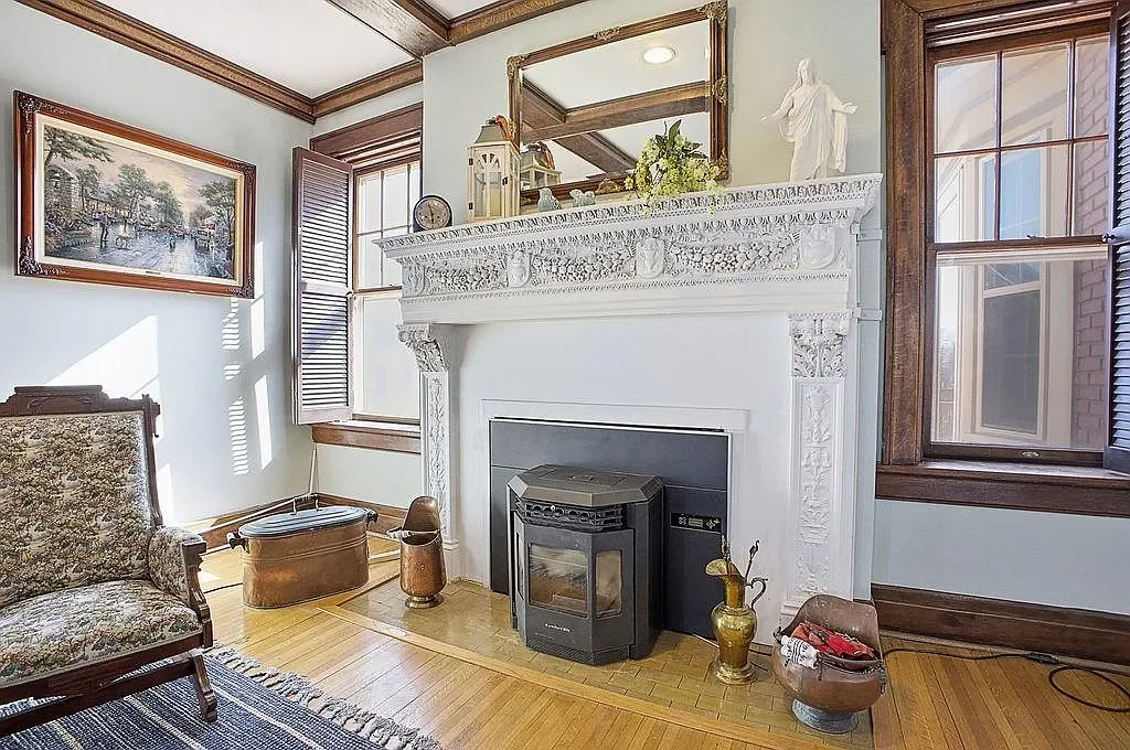 1893 Traditional house Saint Joseph Missouri - 10 - living room.webp