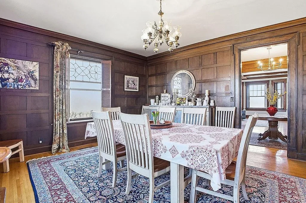 1893 Traditional house Saint Joseph Missouri - 11 - dining room.webp