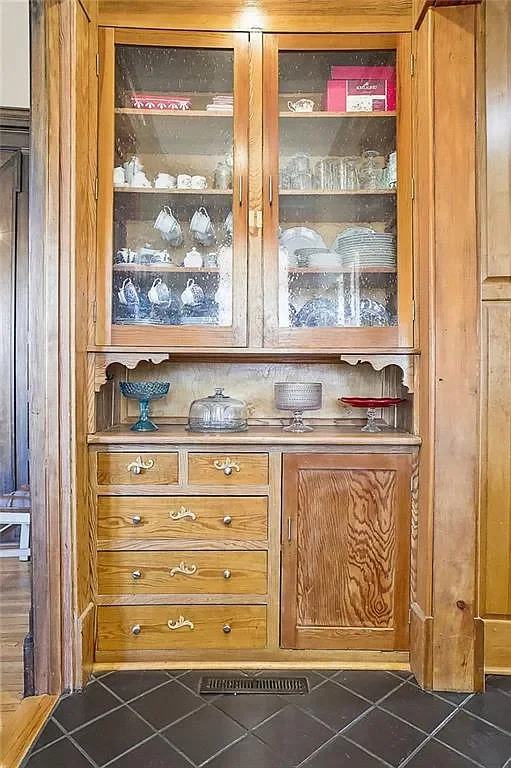 1893 Traditional house Saint Joseph Missouri - 16 - kitchen.webp