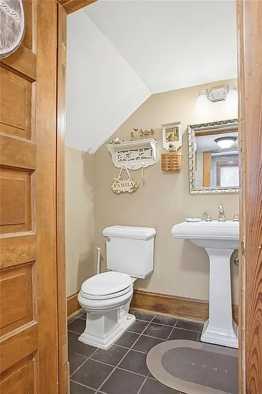 1893 Traditional house Saint Joseph Missouri - 19 - bathroom.webp