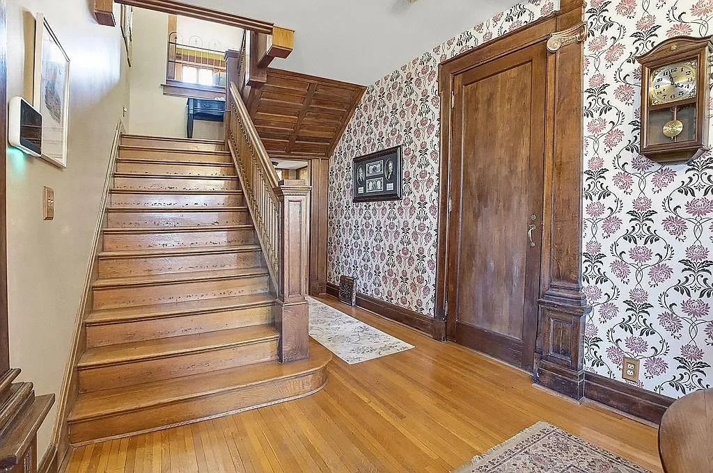 1893 Traditional house Saint Joseph Missouri - 20 - stairs.webp