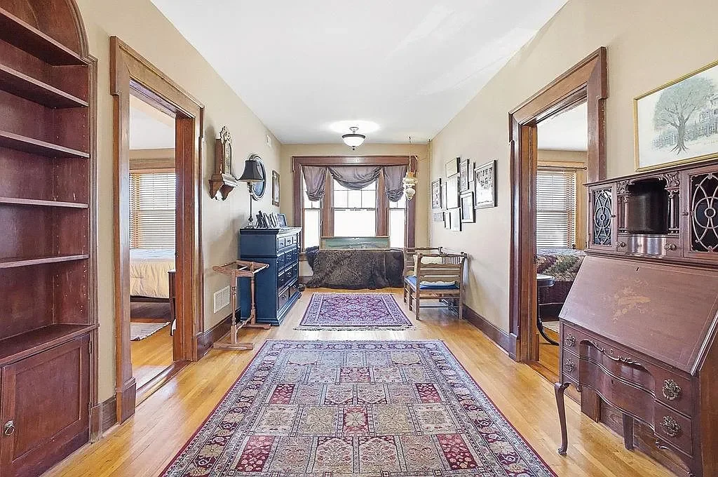 1893 Traditional house Saint Joseph Missouri - 21 - foyer.webp