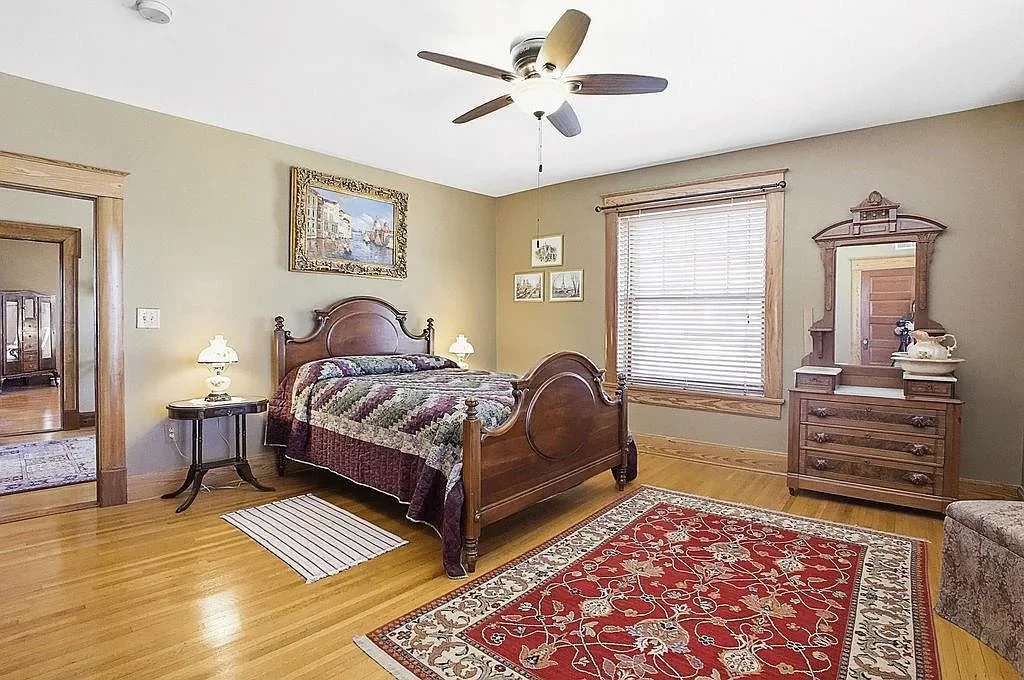 1893 Traditional house Saint Joseph Missouri - 25 - bedroom.webp
