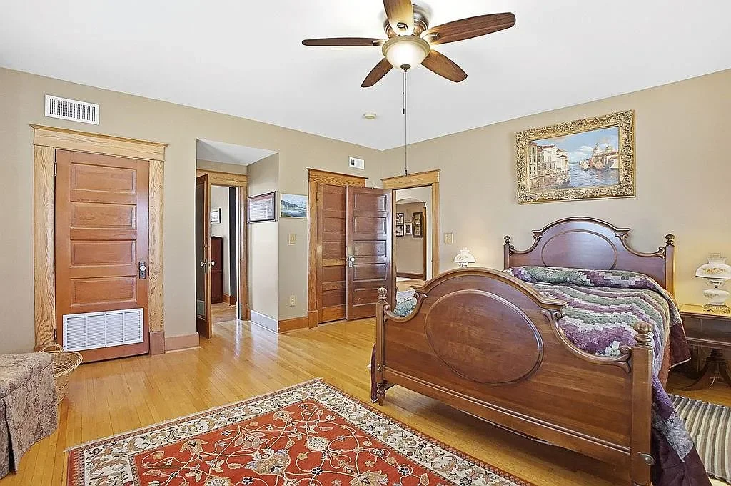 1893 Traditional house Saint Joseph Missouri - 26 - bedroom.webp