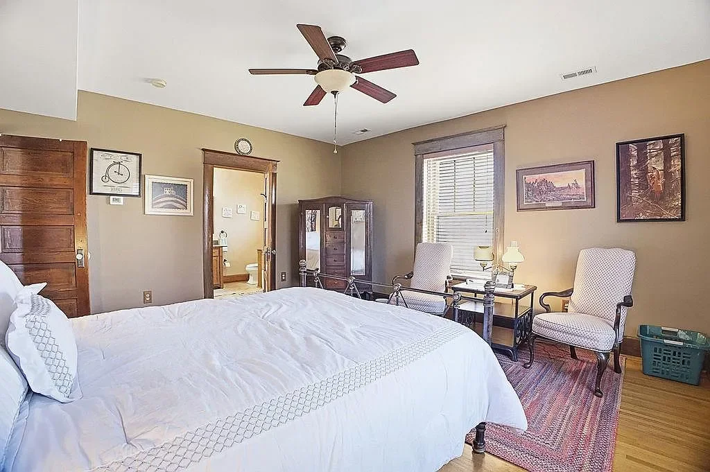 1893 Traditional house Saint Joseph Missouri - 28 - bedroom.webp
