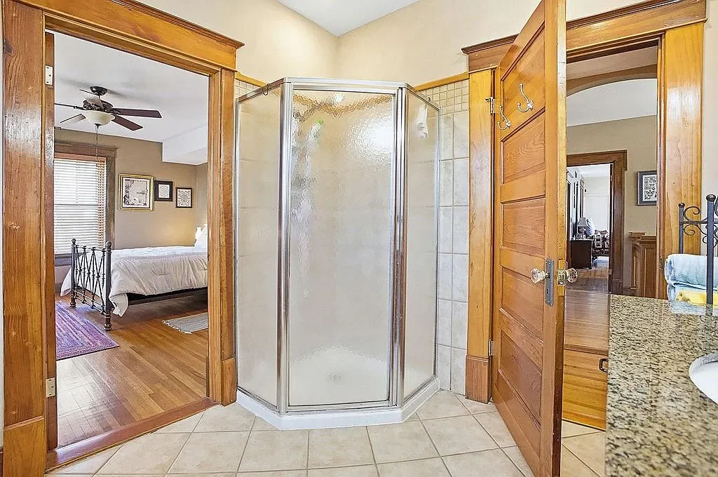 1893 Traditional house Saint Joseph Missouri - 30 - bathroom.webp