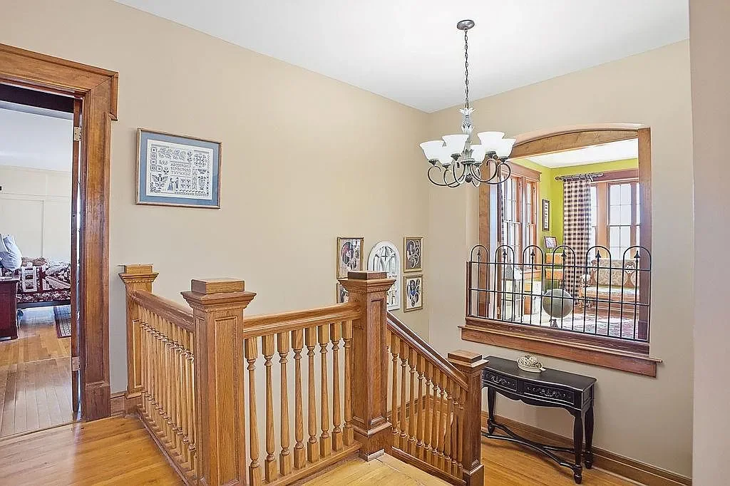 1893 Traditional house Saint Joseph Missouri - 31 - staircase.webp