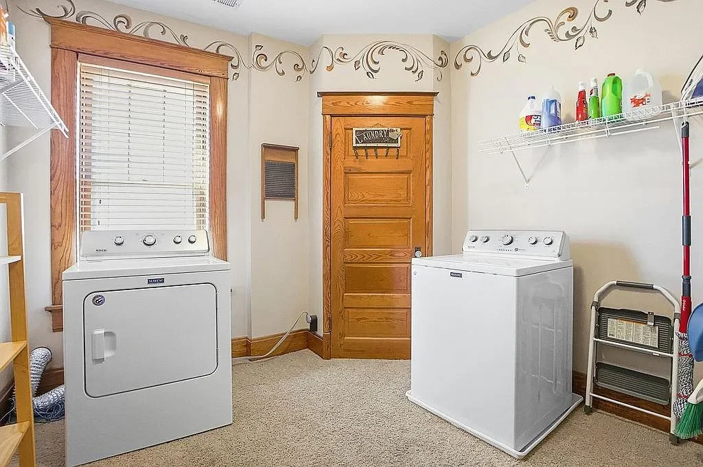1893 Traditional house Saint Joseph Missouri - 35 - laundry.webp