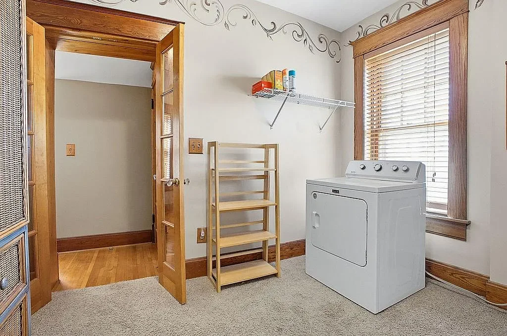 1893 Traditional house Saint Joseph Missouri - 36 - laundry.webp