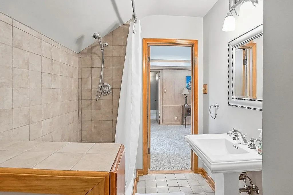 1893 Traditional house Saint Joseph Missouri - 46 - bathroom.webp