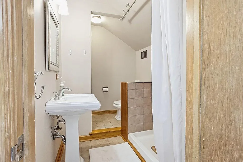 1893 Traditional house Saint Joseph Missouri - 47 - bathroom.webp