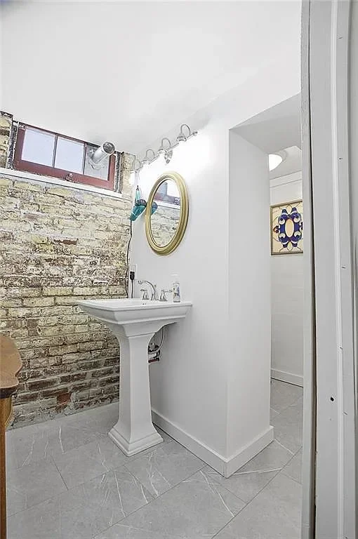 1893 Traditional house Saint Joseph Missouri - 49 - bathroom.webp