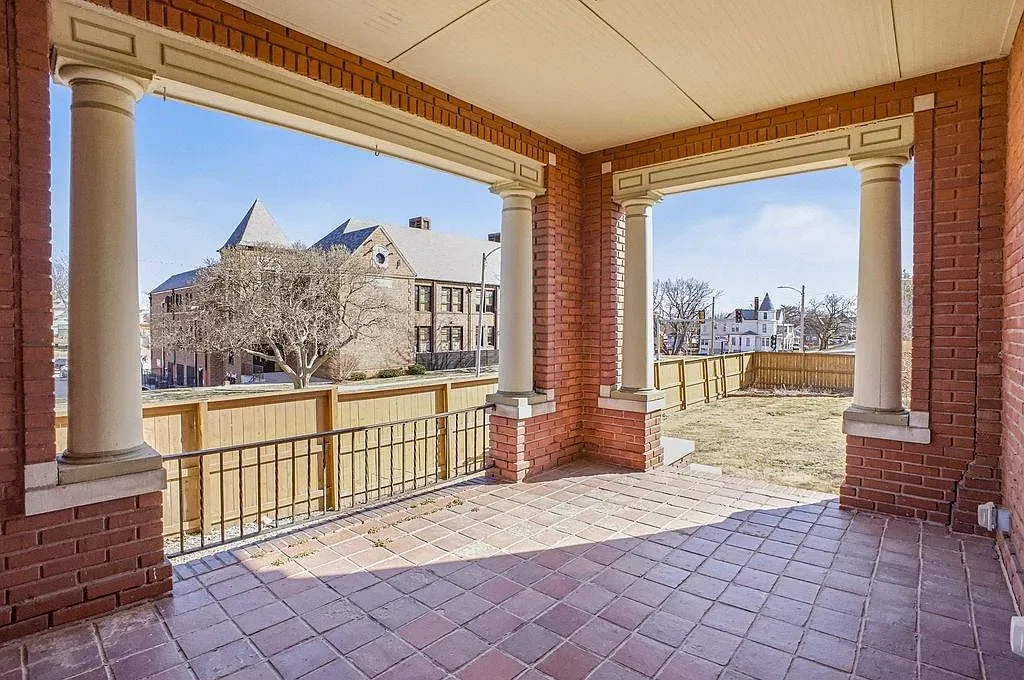 1893 Traditional house Saint Joseph Missouri - 59 - porch.webp