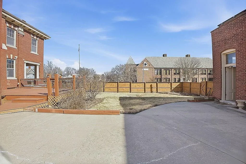 1893 Traditional house Saint Joseph Missouri - 63 - backyard.webp