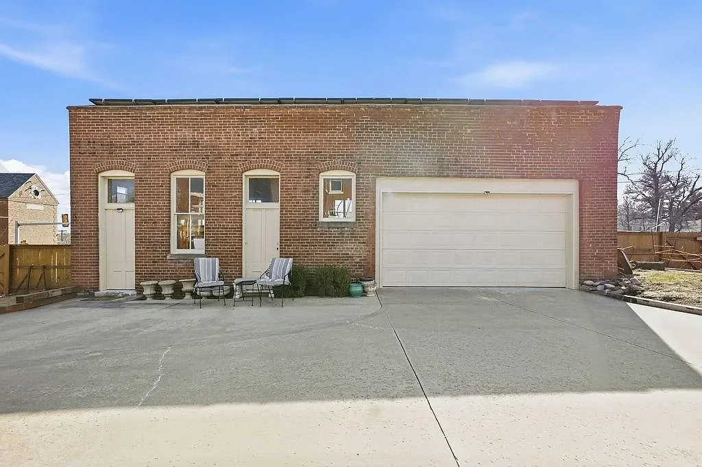 1893 Traditional house Saint Joseph Missouri - 64 - garage.webp