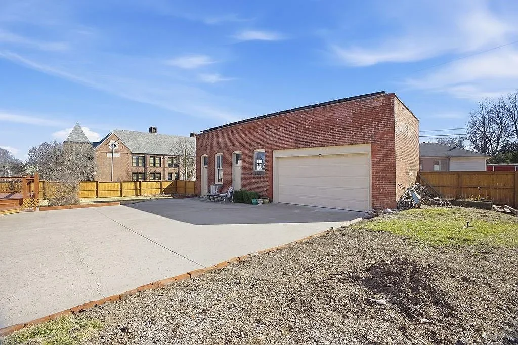 1893 Traditional house Saint Joseph Missouri - 65 - garage.webp