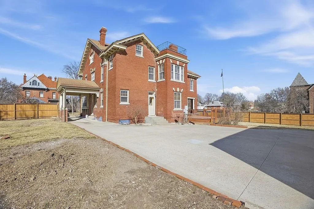 1893 Traditional house Saint Joseph Missouri - 66 - backyard.webp