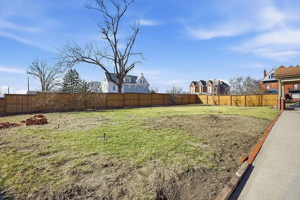 1893 Traditional house Saint Joseph Missouri - 67 - garden.webp