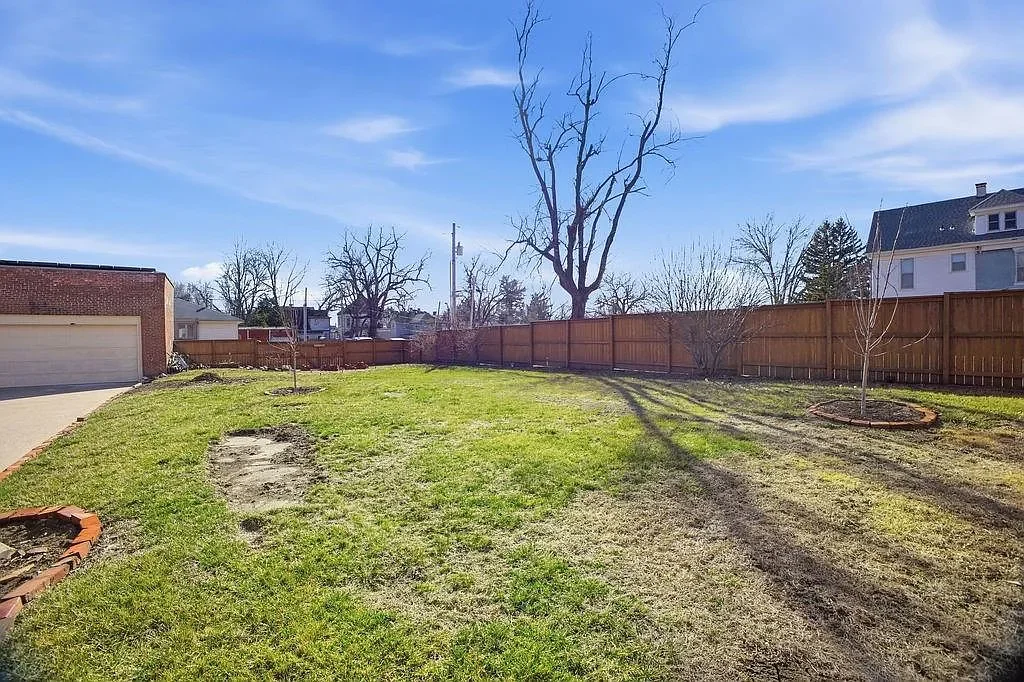 1893 Traditional house Saint Joseph Missouri - 68 - garden.webp