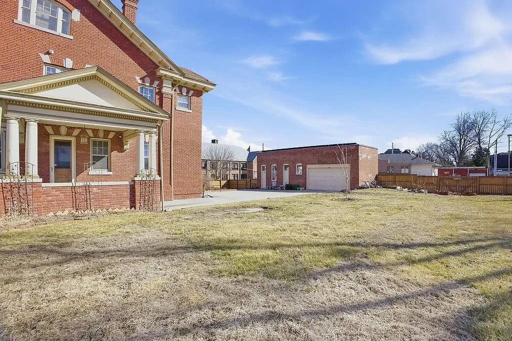 1893 Traditional house Saint Joseph Missouri - 69 - garden.webp