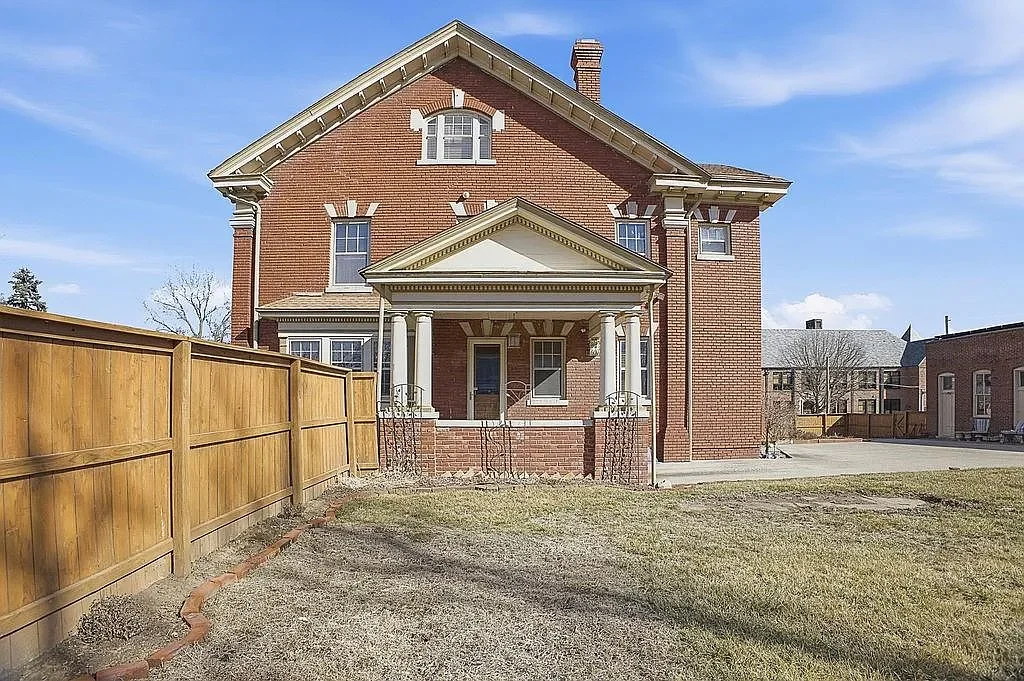 1893 Traditional house Saint Joseph Missouri - 70 - garden.webp