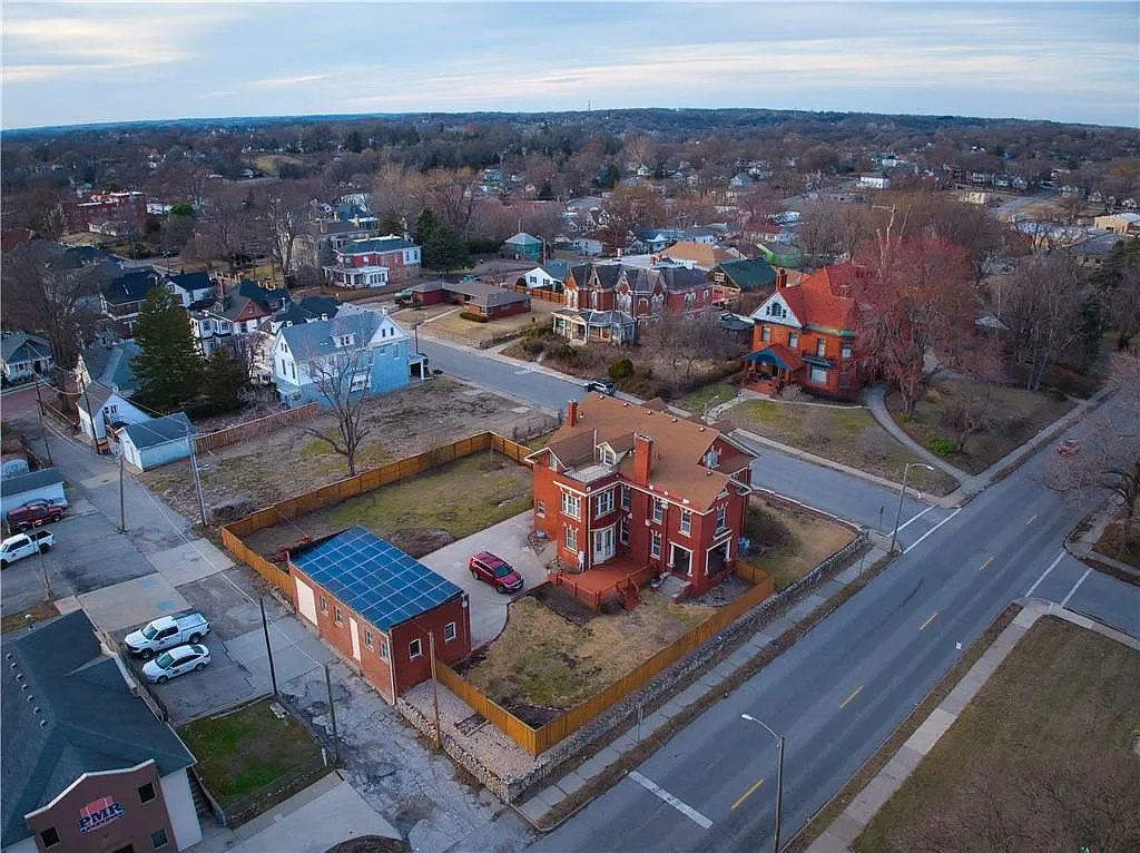 1893 Traditional house Saint Joseph Missouri - 75 - top view.webp