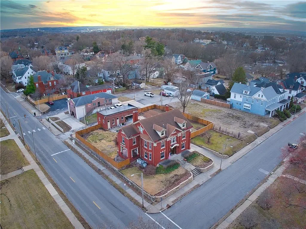 1893 Traditional house Saint Joseph Missouri - 76 - top view.webp