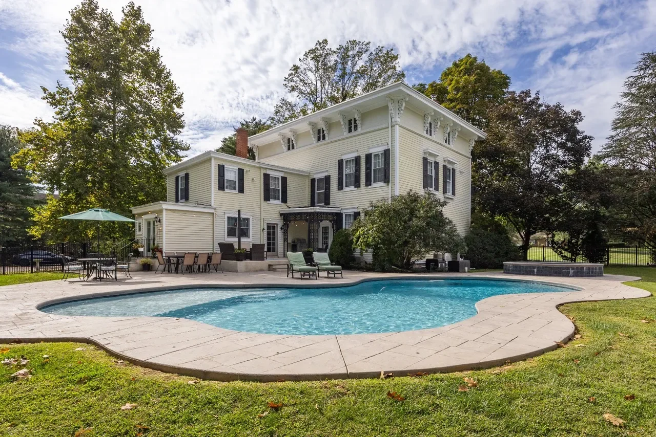 1840 Italianate house Chesterfield New Jersey - 2 - pool.webp