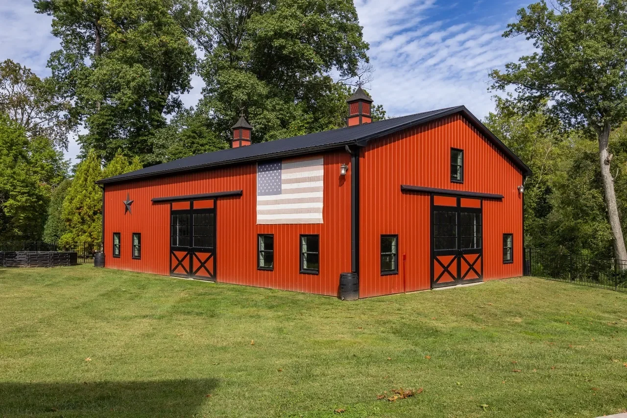 1840 Italianate house Chesterfield New Jersey - 3 - barn.webp