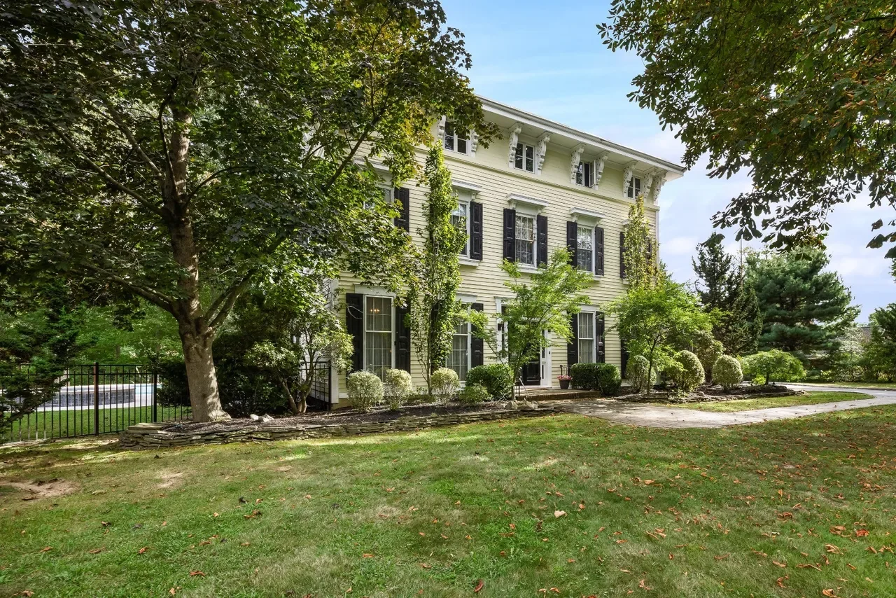 1840 Italianate house Chesterfield New Jersey - 6 - side view.webp