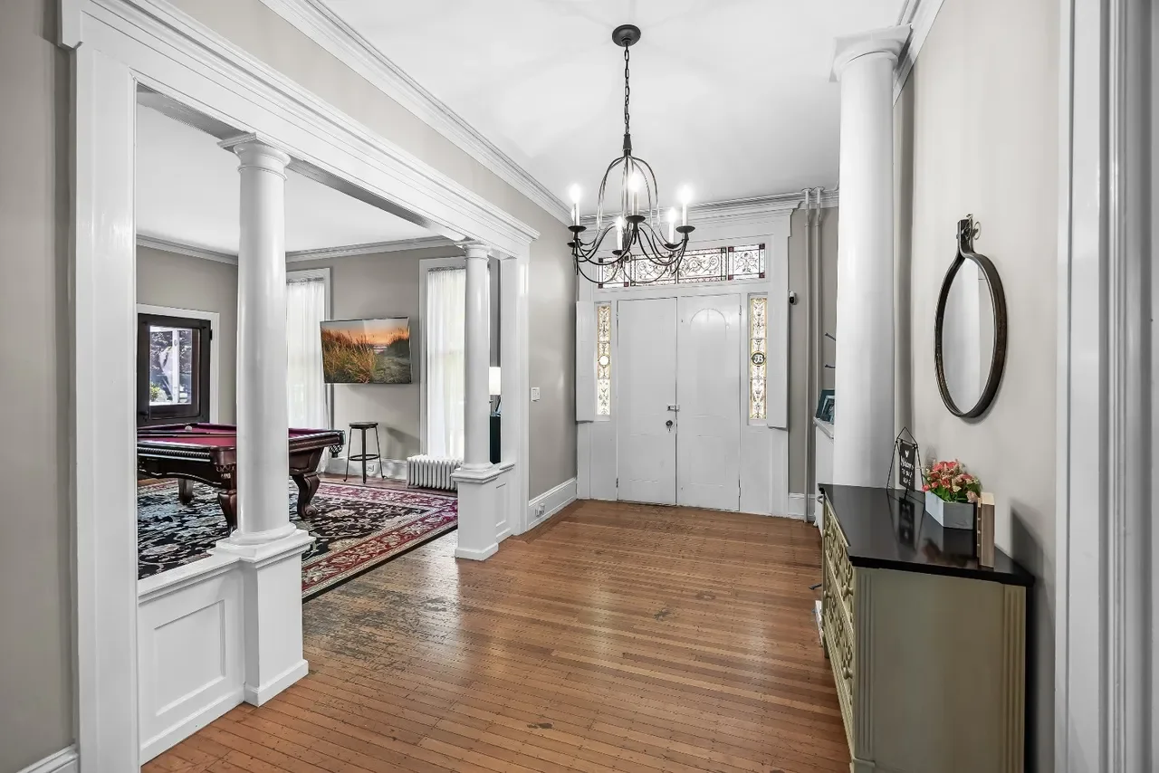 1840 Italianate house Chesterfield New Jersey - 9 - foyer.webp