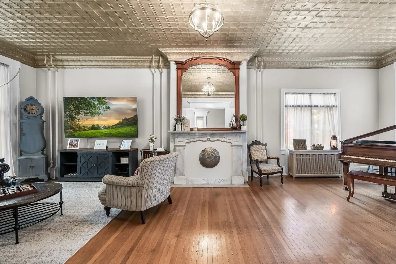 1840 Italianate house Chesterfield New Jersey - 17 - living room.webp