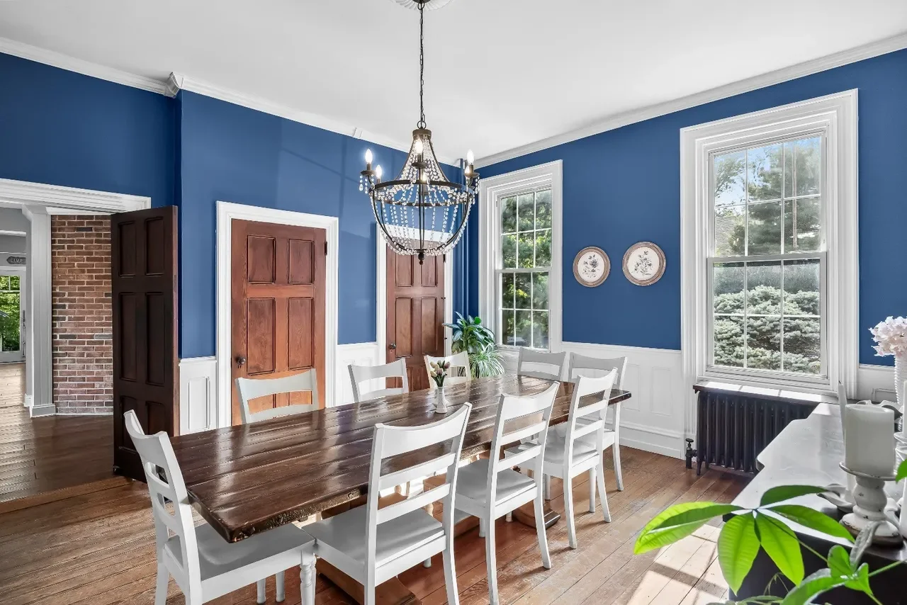 1840 Italianate house Chesterfield New Jersey - 24 - living room.webp