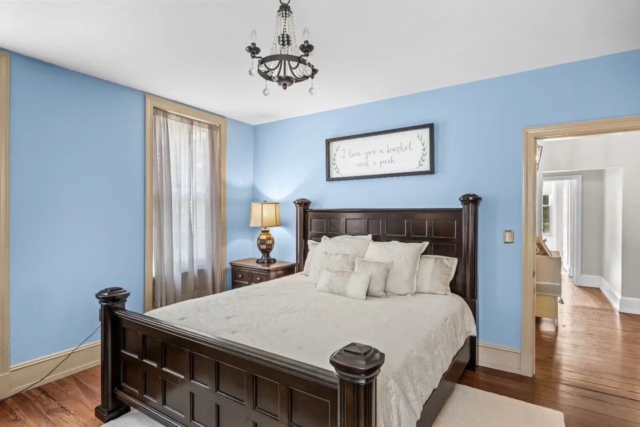 1840 Italianate house Chesterfield New Jersey - 39 - bedroom.webp