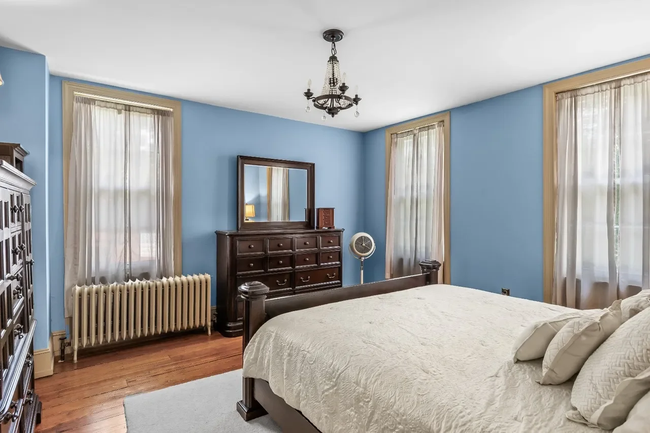 1840 Italianate house Chesterfield New Jersey - 38 - bedroom.webp