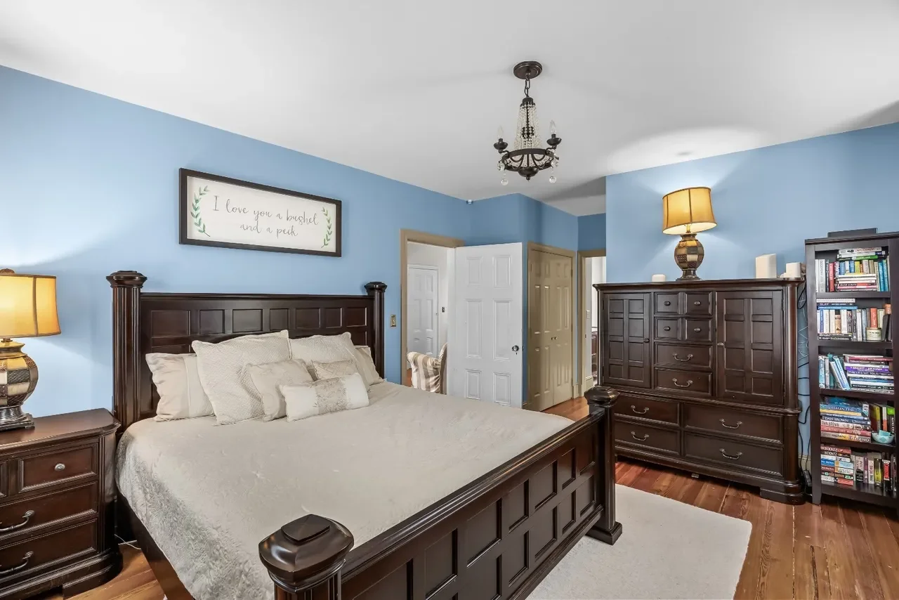 1840 Italianate house Chesterfield New Jersey - 40 - bedroom.webp