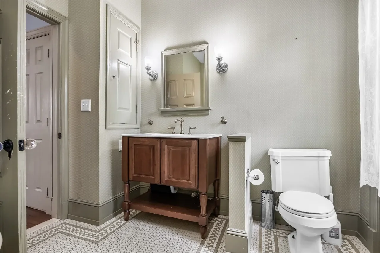 1840 Italianate house Chesterfield New Jersey - 42 - bathroom.webp