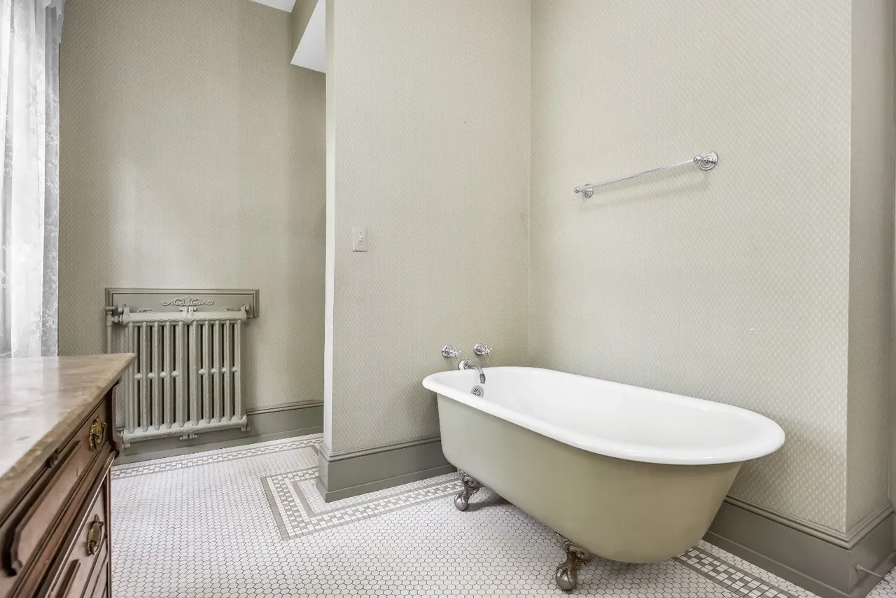 1840 Italianate house Chesterfield New Jersey - 43 - bathroom.webp