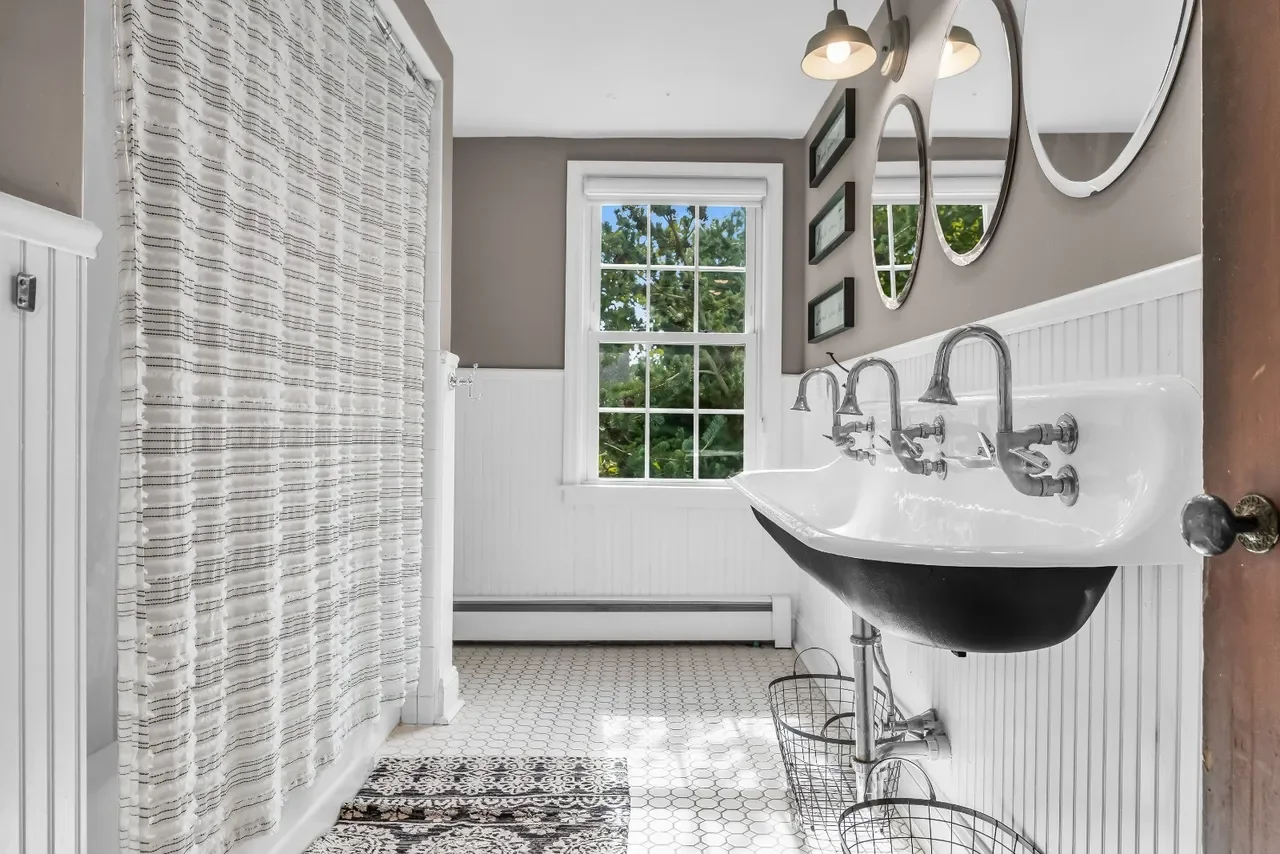 1840 Italianate house Chesterfield New Jersey - 49 - bathroom.webp